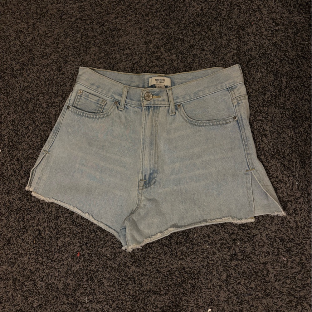 2000’s SIDE SLIT LIGHTWASH DENIM SHORTS ✌🏻